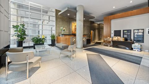 700 N LARRABEE Street