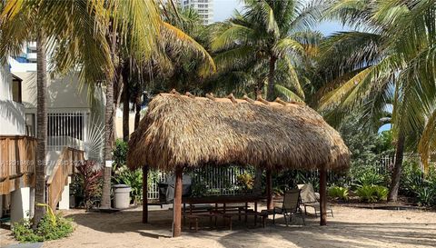 6039 Collins Ave