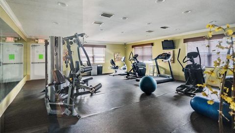 7210 N MANHATTAN AVENUE