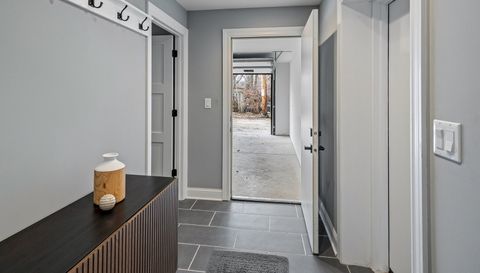 2712 W Sunnyside Avenue