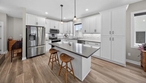 698 Shardlow Place NE