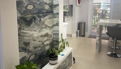 1305 W 53rd St APT 102