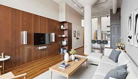 1800 W ROSCOE Street