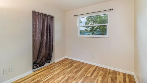 1399 Helliwell St NW