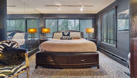 3076 Lexington Avenue N