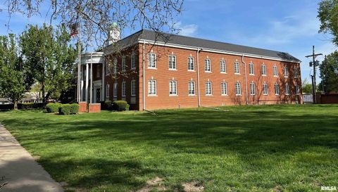 1028 W South Grand Avenue