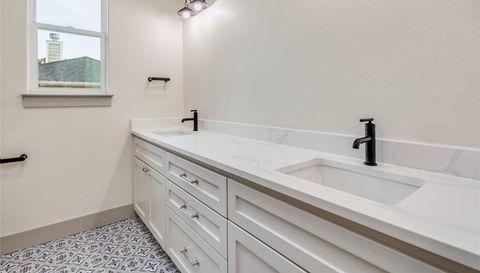8 Huisache LN