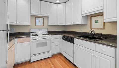 230 E Delaware Place