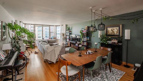 525 W Hawthorne Place