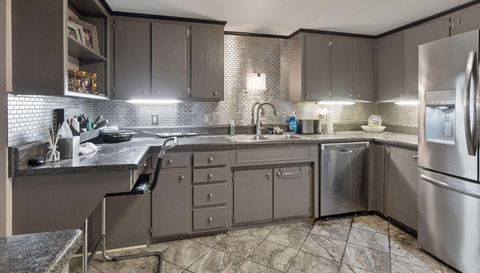 3076 Lexington Avenue N