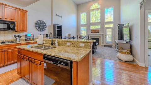 44896 Broadmoor Cir S
