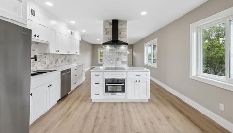 2072 AUSTRALIA WAY W