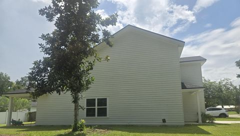 1405 Center St