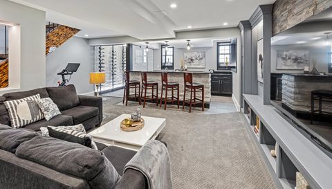 2712 W Sunnyside Avenue