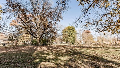 913 E Chain Of Rocks Road