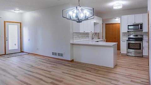 1122 Crystal Place W