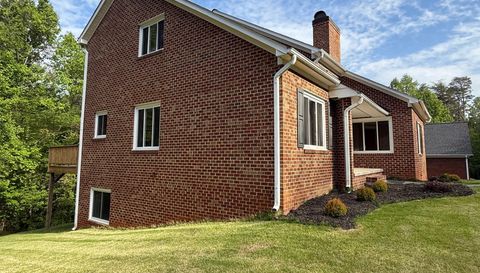 2528 Treetop Ln