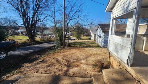 905 East Washing Street