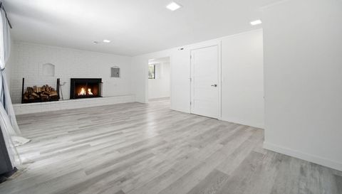5864 N Oval