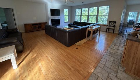 1395 Lakeview Dr