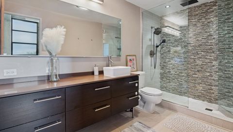 1800 W ROSCOE Street