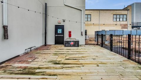 8 W MONROE Street