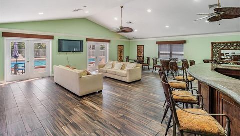 7210 N MANHATTAN AVENUE