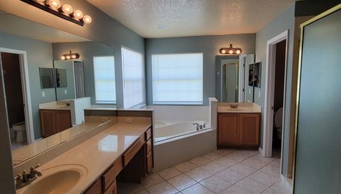 3145 Twisted Oak Loop