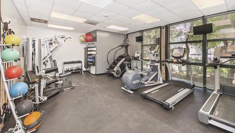 1800 W ROSCOE Street