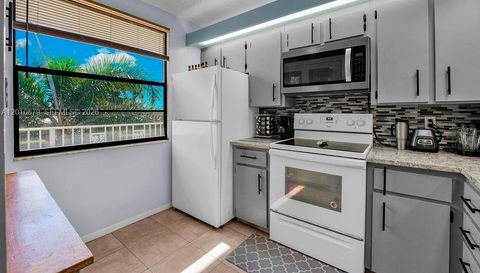 6049 Balboa Cir