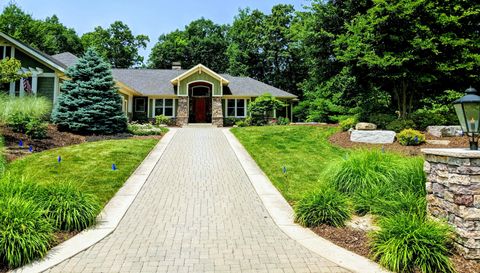 4209 N Oak Pointe Ct NE