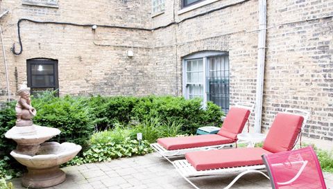 1824 N Lincoln Park West