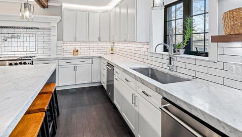 2712 W Sunnyside Avenue