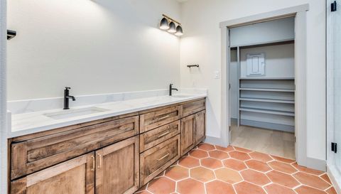 8 Huisache LN