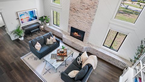 89 Country Club Dr W