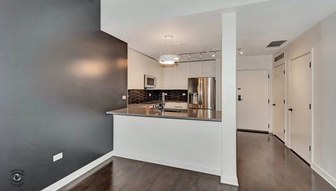 845 N KINGSBURY Street