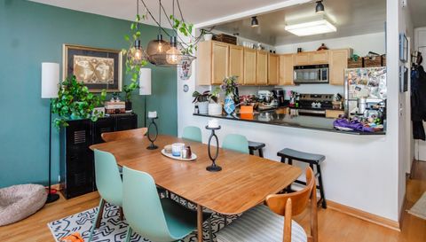 525 W Hawthorne Place