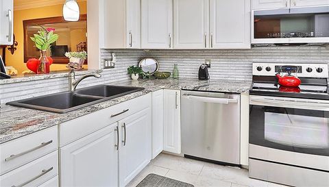 865 MACLAREN DRIVE N