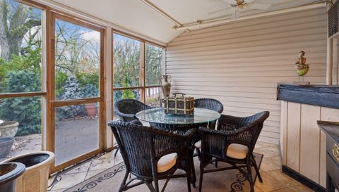 3076 Lexington Avenue N