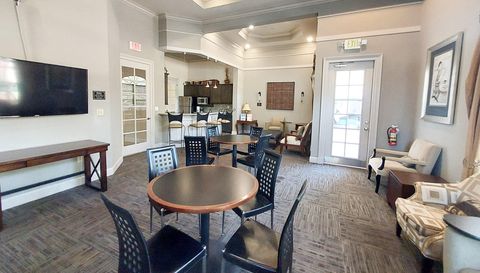 2204 Myrtlewood Cir E