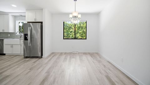 5864 N Oval