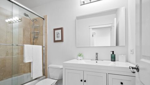 840 W Buckingham Place