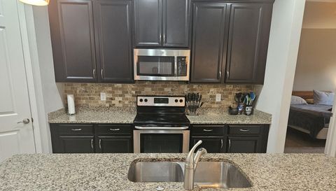 3264 Royal Gardens Ave