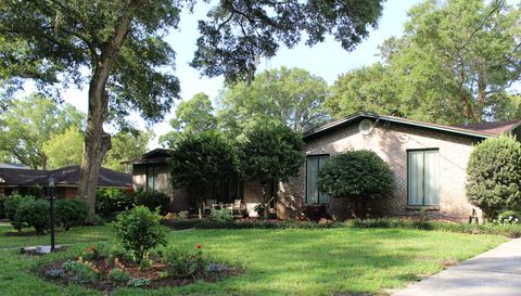 1834 Holly Oaks Ravine Dr
