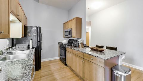 8 W MONROE Street