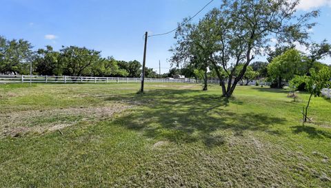 7228 Emerald Dr