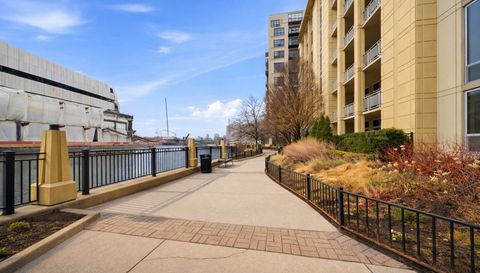 720 N LARRABEE Street