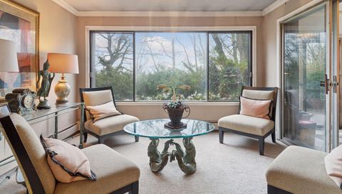 3076 Lexington Avenue N