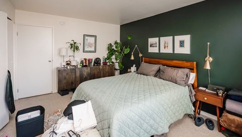 525 W Hawthorne Place