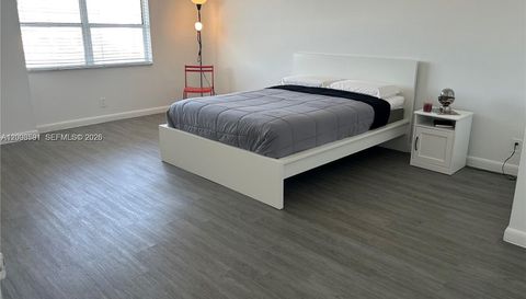 1800 Collins Ave